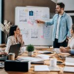 Comment élaborer une stratégie de communication de lancement de produit intégrant site web, réseaux sociaux, relations presse et communication interne