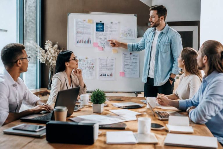 Comment élaborer une stratégie de communication de lancement de produit intégrant site web, réseaux sociaux, relations presse et communication interne